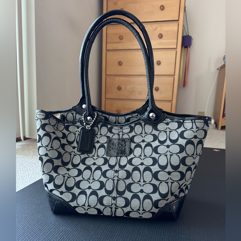 Coach logo tote in black/gray
